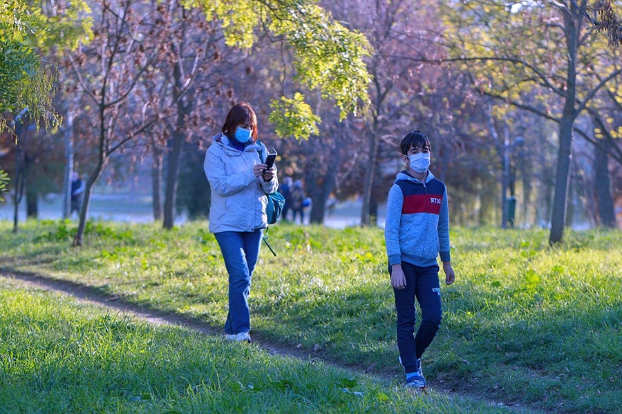 Frau, Kind, Maske